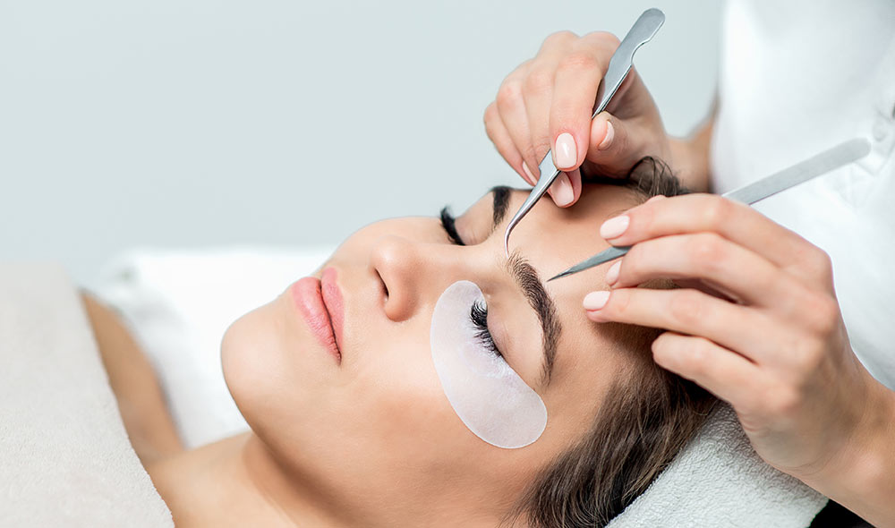 Woman with lash extension | Careers Collectiv