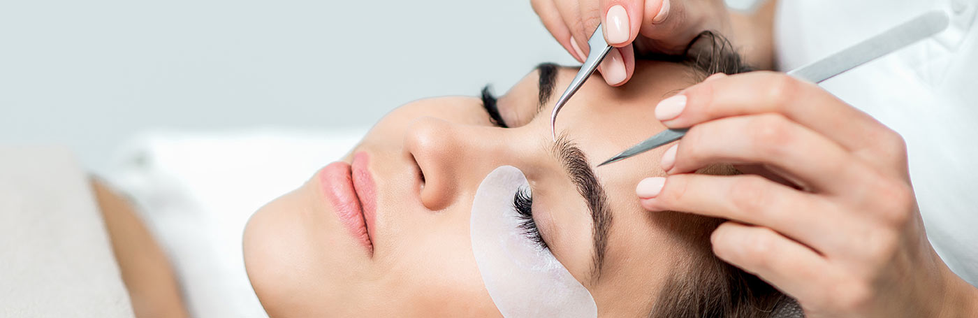 Woman with lash extension | Careers Collectiv