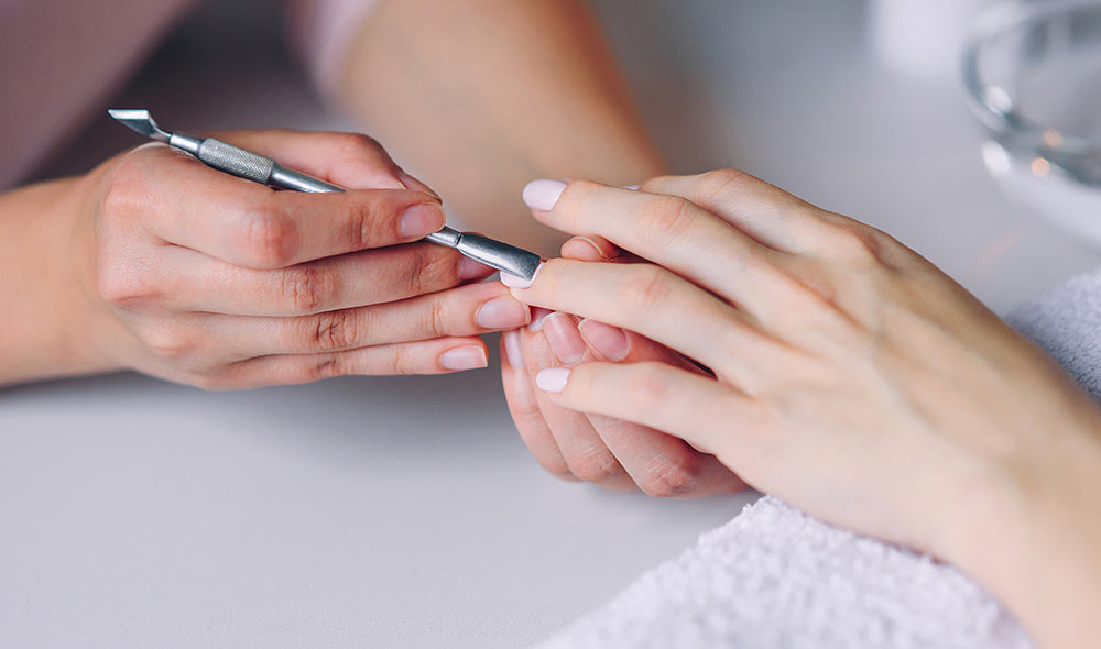 a girl doing hand fingernails sculpting | Careers Collectiv