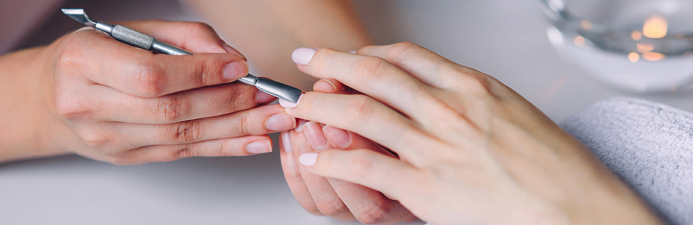 a girl doing hand fingernails sculpting | Careers Collectiv